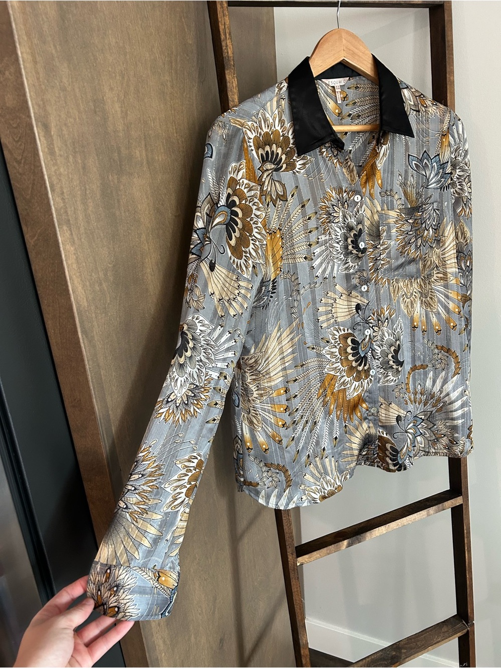 ESQUALO Gray & Gold Floral-Print Button-Down Shirt with Black Collar